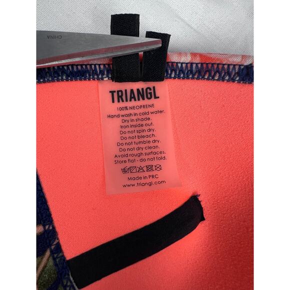 Triangl Bikini Top Delilah Floral Navy Neoprene Swim Beachy Babe Summer Vacation - Picture 6 of 6